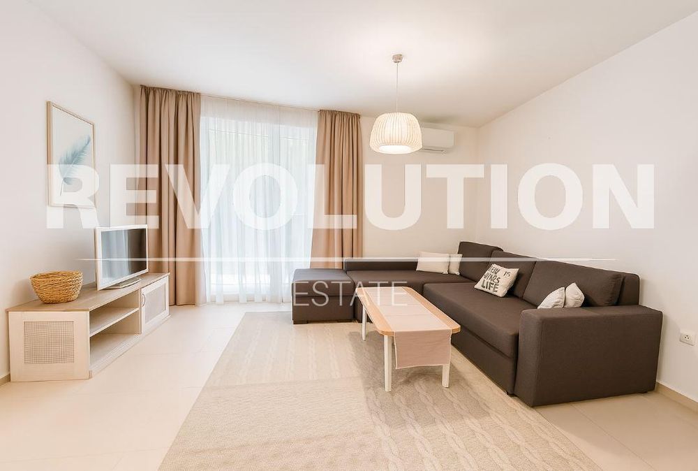 Дава се под наем Двустаен апартамент в Варна, Център - 95 кв.м за 847.62 € - Снимка #1