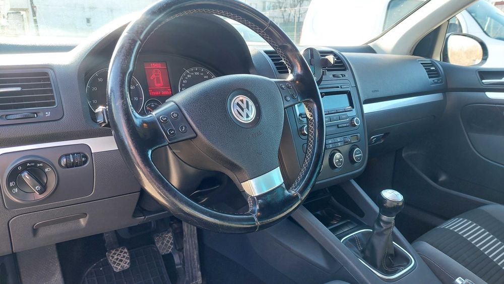 Wolkswagen Golf V 1.6 MPI-105 CP