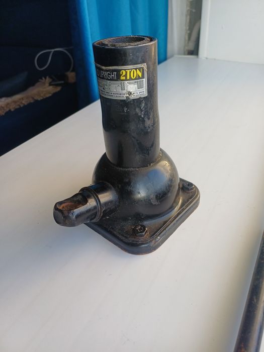Продам домкрат, универсал. До 2-х  тонн.подёмность. В хорошем состояни