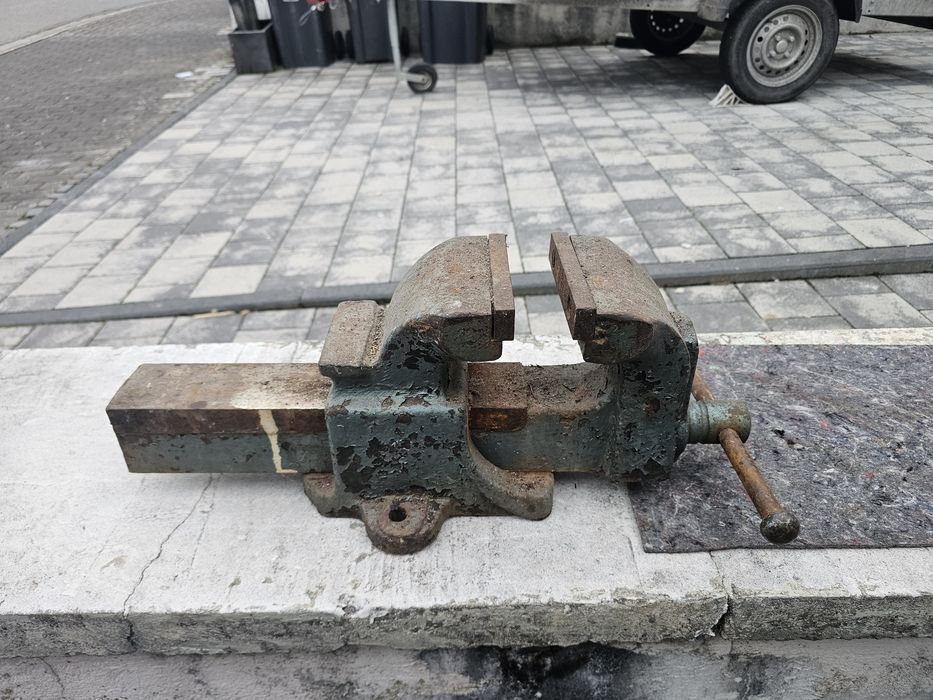 Тежко менгеме за работна маса – челюсти 14,5см