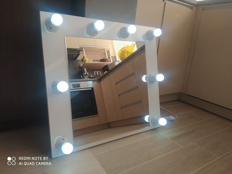 Огледало за грим с осветление