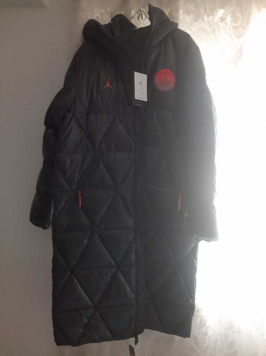 Vand Geaca Jordan Marimea M si merge si ca Xl pret 1600 ron nouă