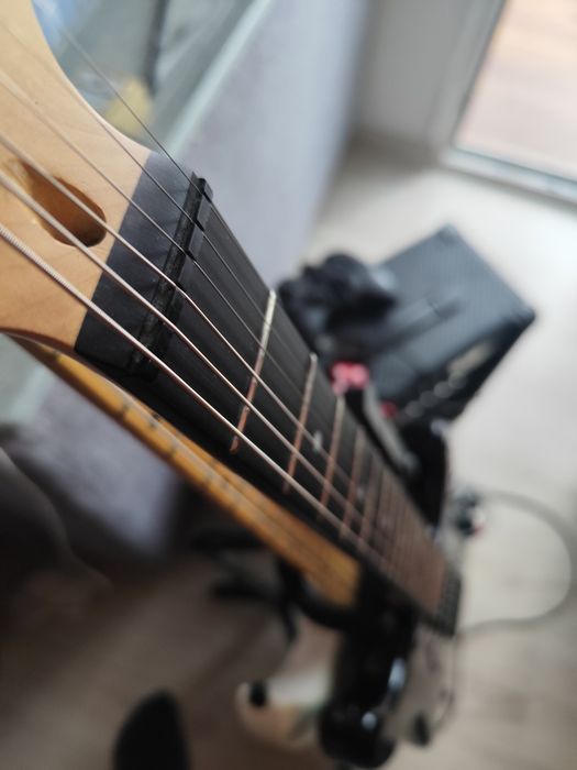 Продам электрогитару Rocktel