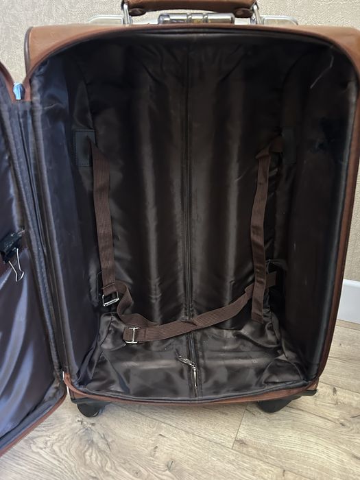 Чемодан кожаный коричневый