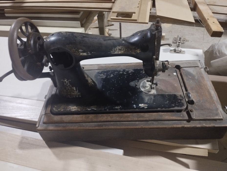 Срочно!Продоётся швейная машинка ЗИНГЕР