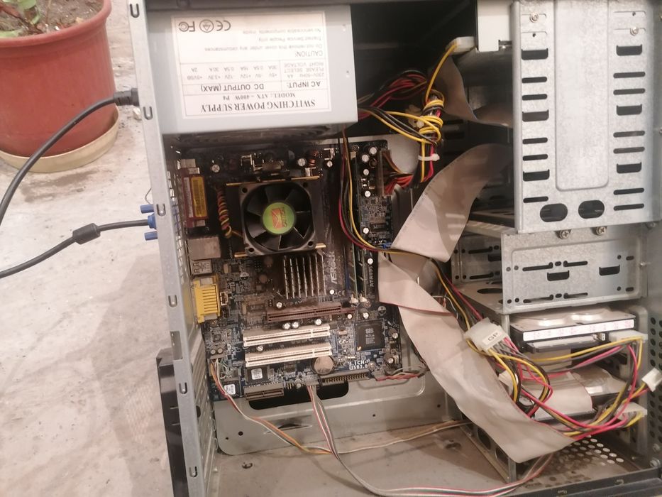 Компютър  стар. Но работи