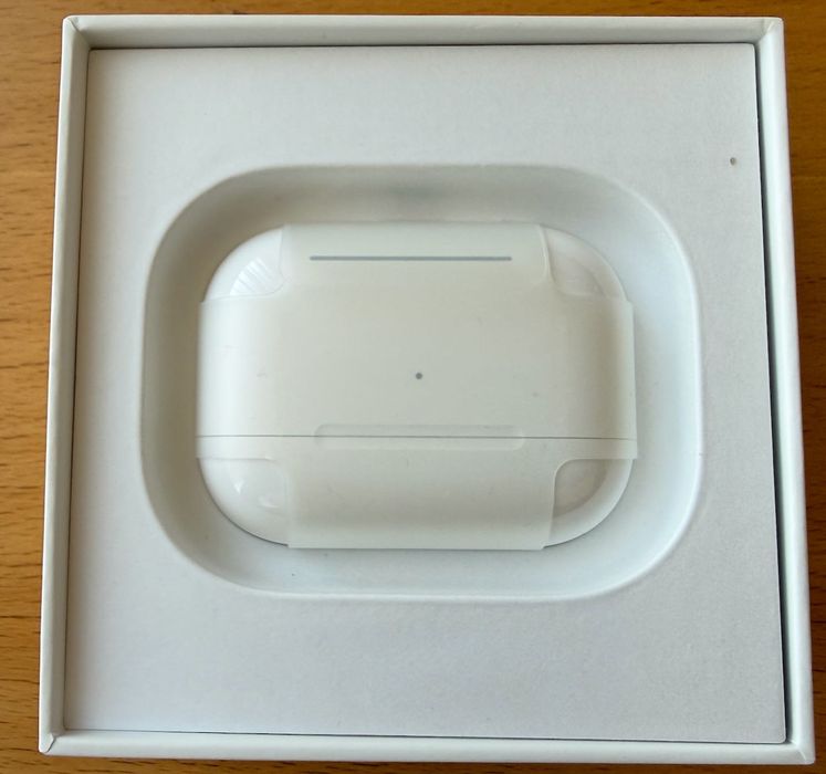 Продавам Apple AirPods Pro with Wireless Charging Case