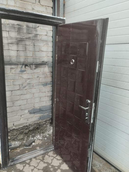 Продам металлическую дверь