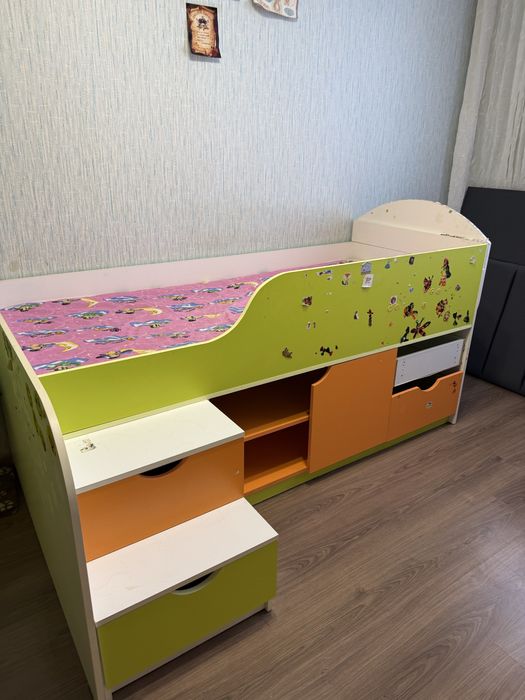 Отдам.кровать.тумба.