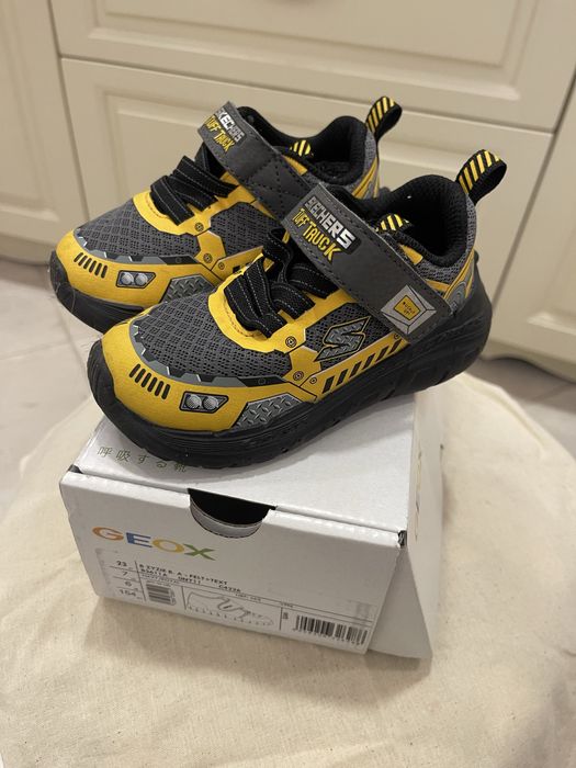 Adidasi copii SKETCHERS,marimea 23