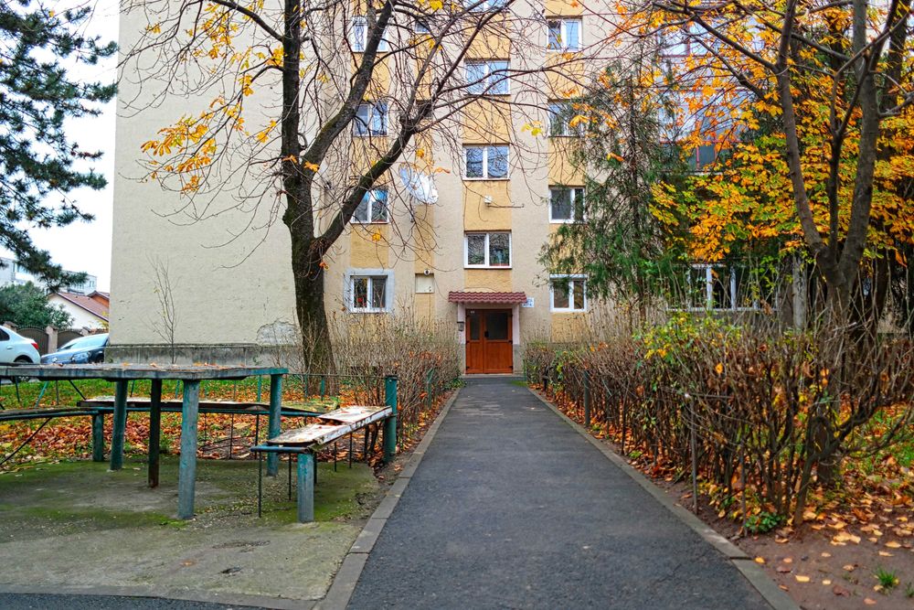 Vând apartament 5 camere + 1 sau 2 garaje la demisol (Vlaicu-Stupilor)