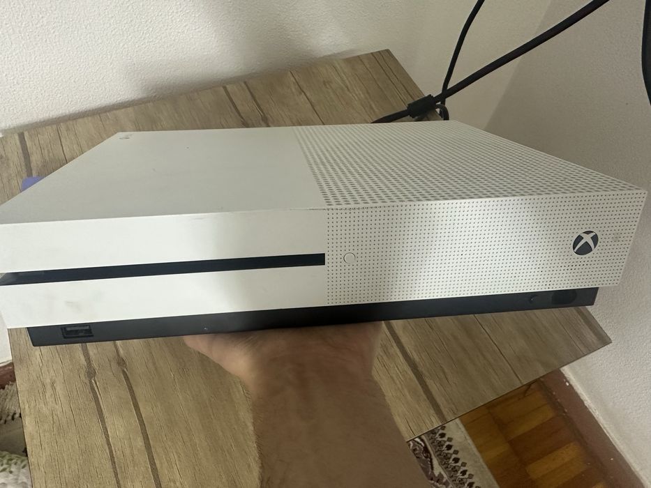 Xbox One S.