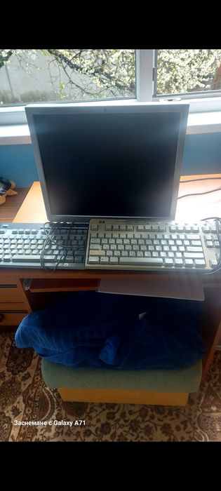 Стари компютри ,монитор и две клавиатури HP