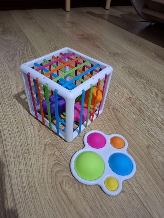 Jucarie senzoriala moale si cub forme Fat Brain Toy