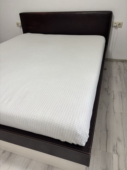 Спалня с матрак и повдигащ механизъм.