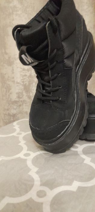 Продам кроссовки женские