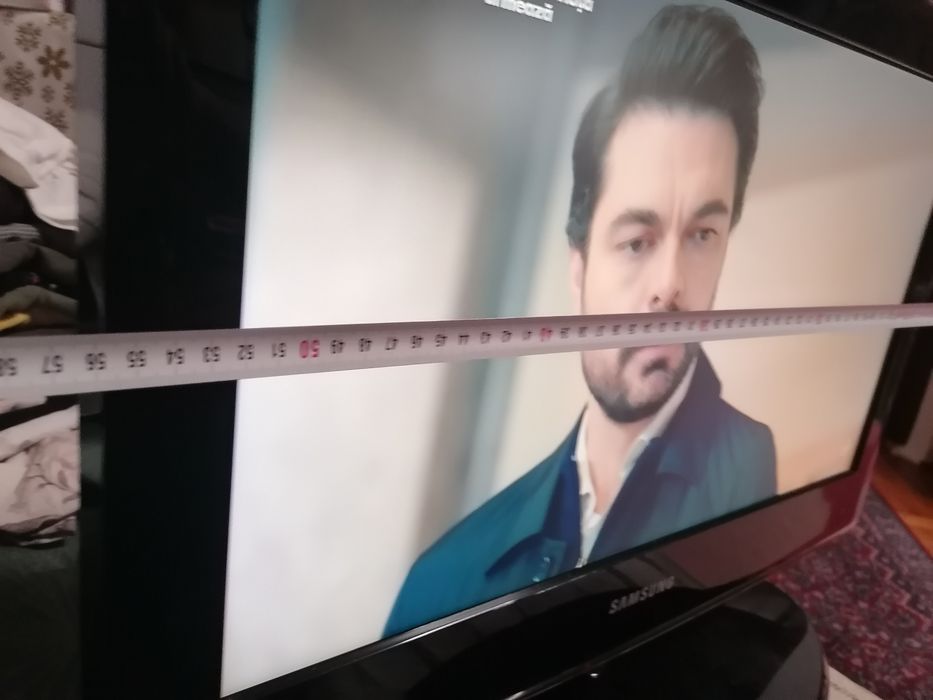 TV Samsung cu telecomandă.