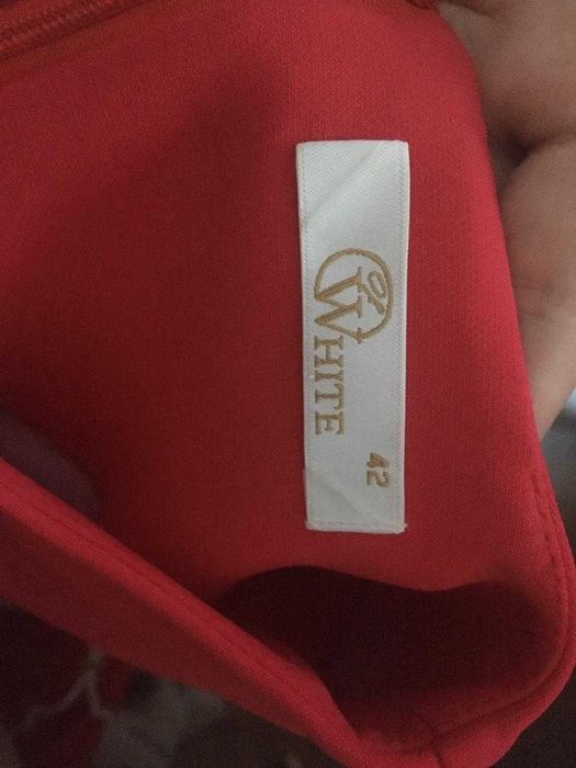 Платье красного цвета