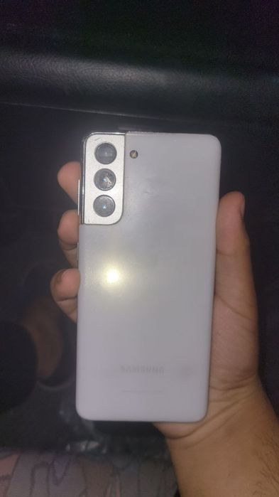 Samsung s21  256 ekranda salgina doğbor ishlashiga xalaqit qilmaydi