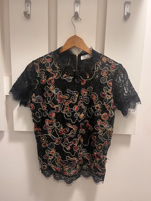 Елегантен дамски топ от черна дантела с бродерия.