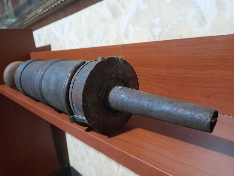 Cârnăţar manual vintage metal-lemn – piesă autentică de colecție