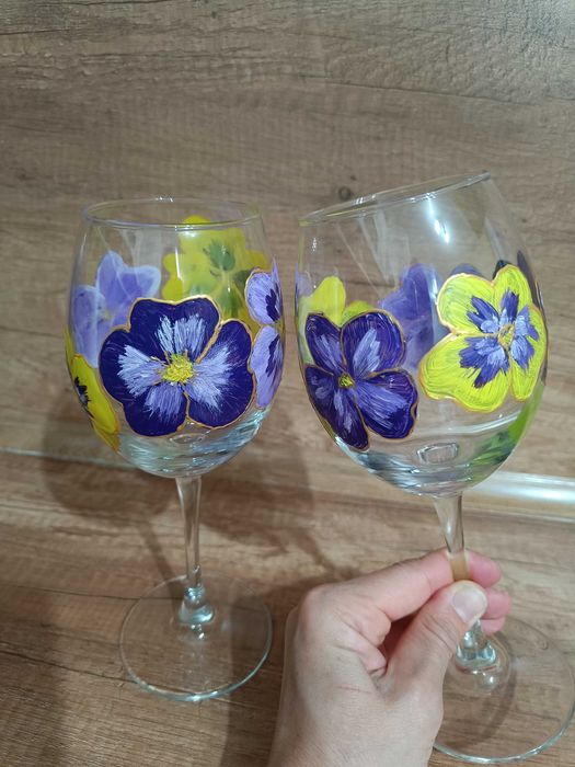 Ръчно рисувани чаши за вино