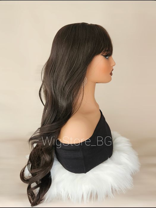 Тъмно кафява перука с бретон на леки вълни
