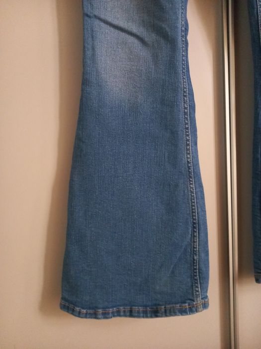 Blugi evazați Bershka