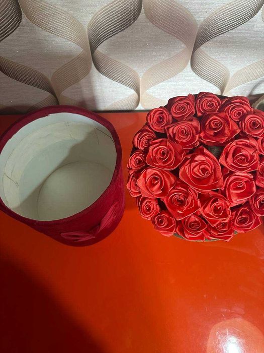 Подарочный контейнер с крышкой с розами