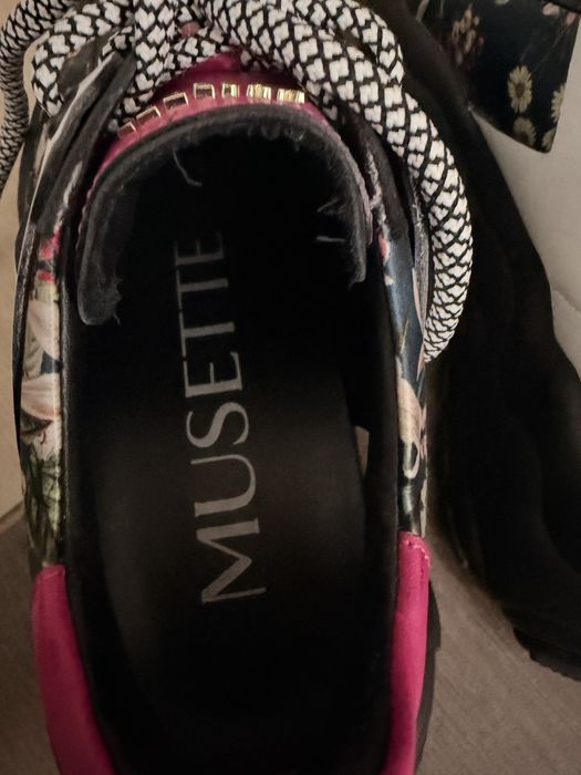 Adidasi Musette