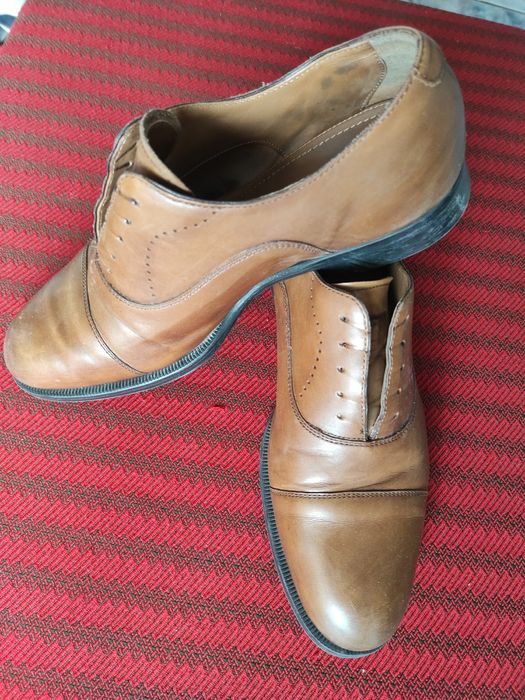 Pantofi Zara din piele numărul 42. 
Foarte practici, comozi și foarte ușori.