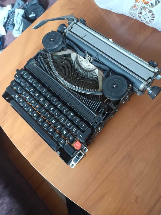 Продавам пишеща машина