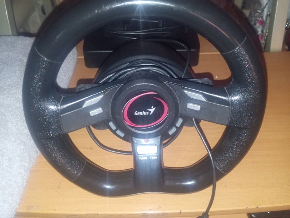 Продаю игровой руль с педалями Genius