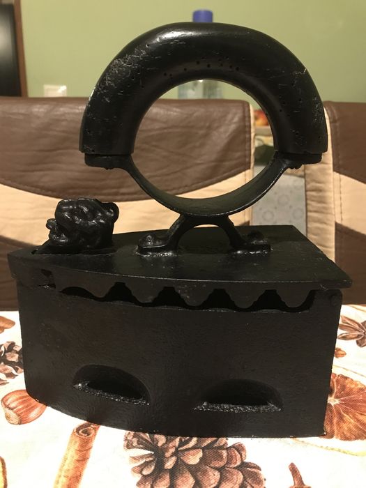 Fier de călcat cu cărbuni cu cap de leu