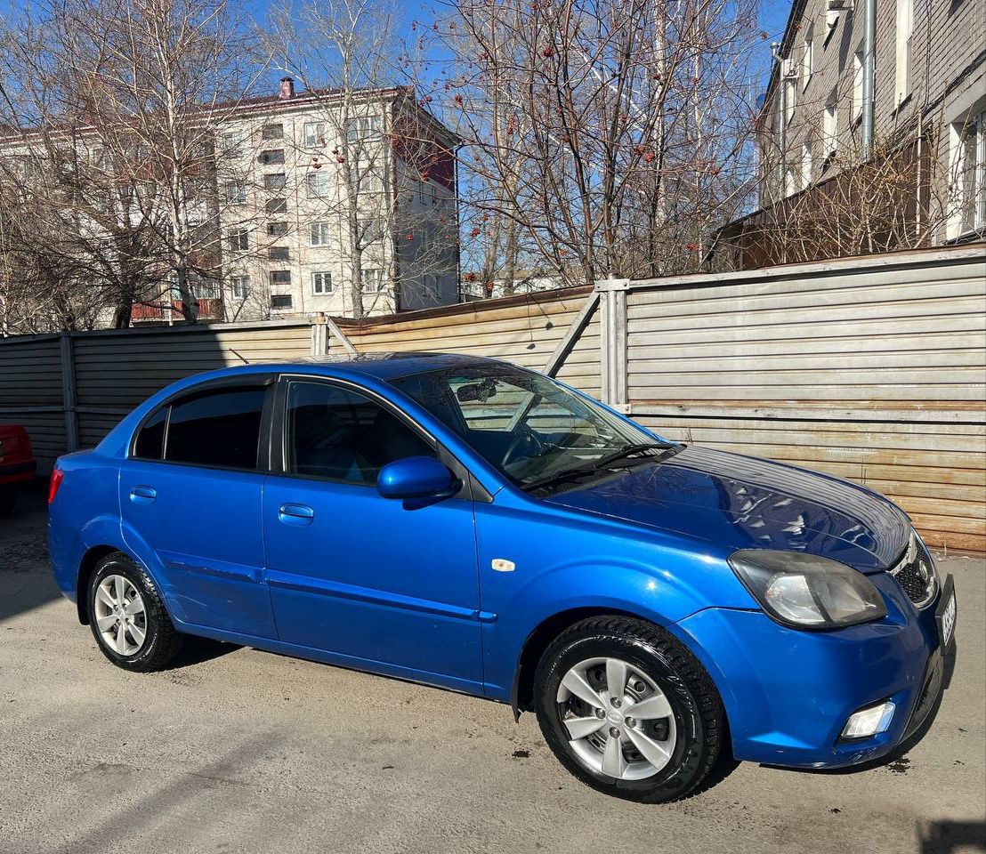 Купить б/у Kia Rio II Рестайлинг 1.4 MT (95 л.с.) бензин механика в Москве: сини