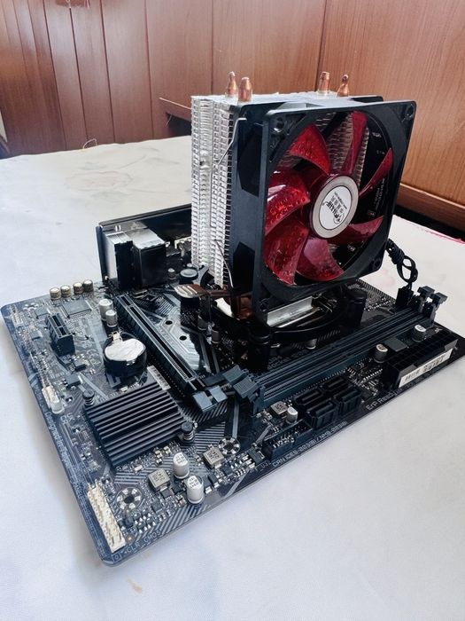 Gigabyte H410M H V3 DDR4 + CPU i3-10100f + Башенный куллер