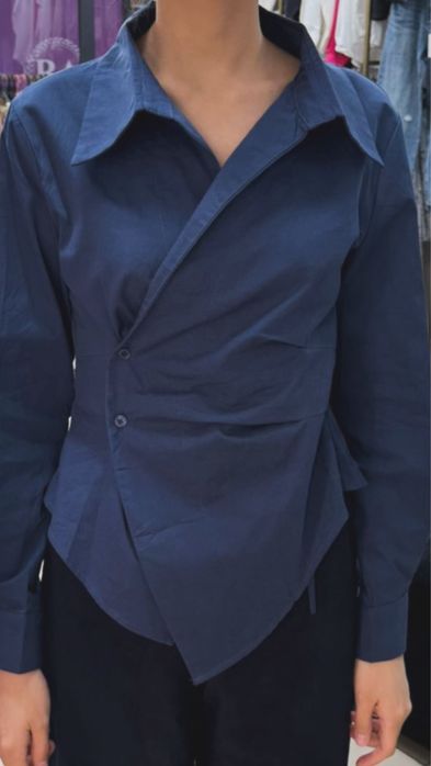 Темно-синяя рубашка акцент на талии