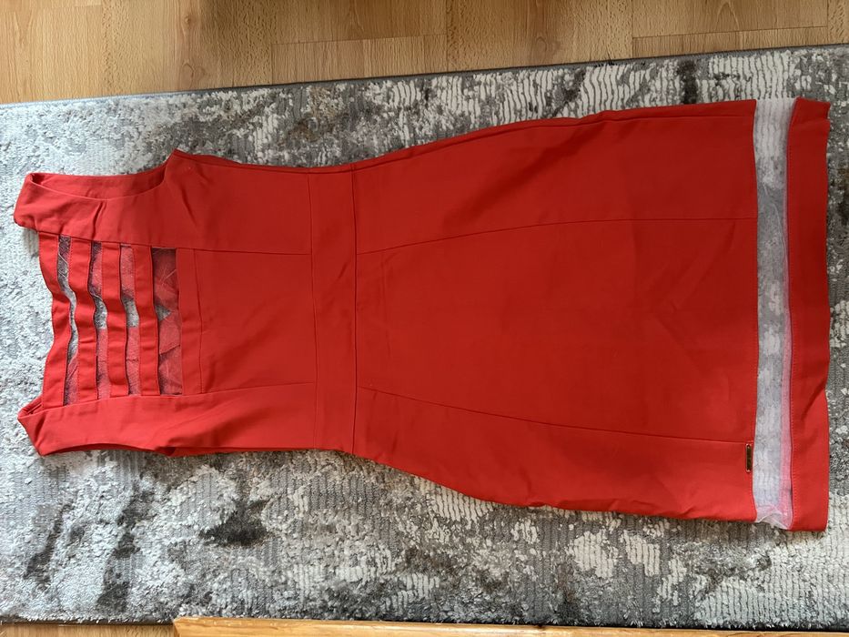 Червена рокля