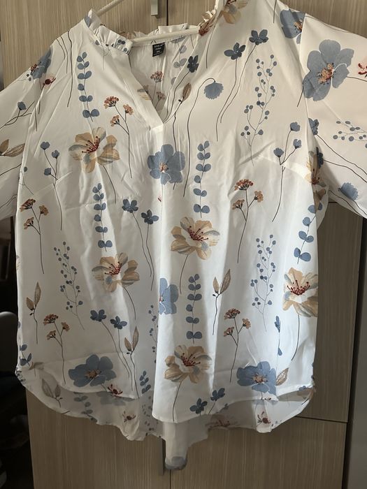 Бяла риза с цветя