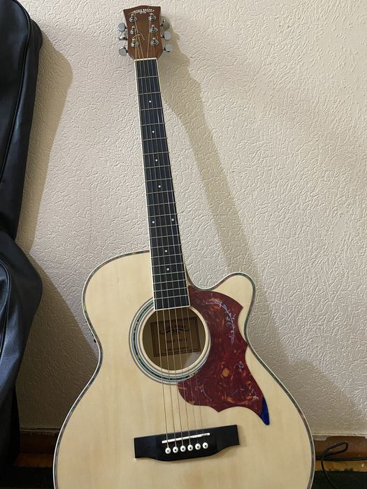 Gitara/ chexoli bilan/ holati yangi chexollari bilan 1 mln ga beriladi