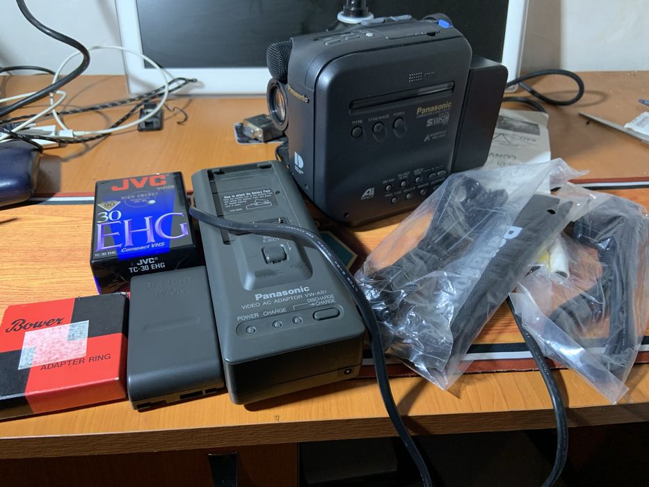 Cameră video vintage Panasonic Camescope S-VHS—CNV-S4 VHS PAL.