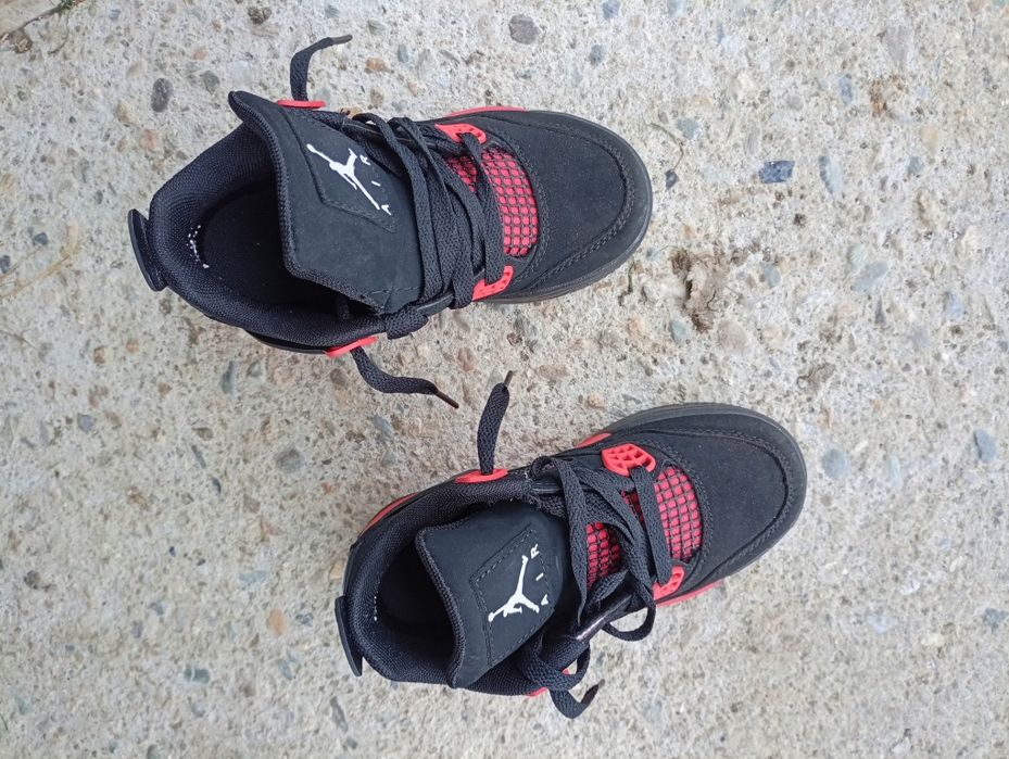 Vând urgent Jordan 4 Red thunder
