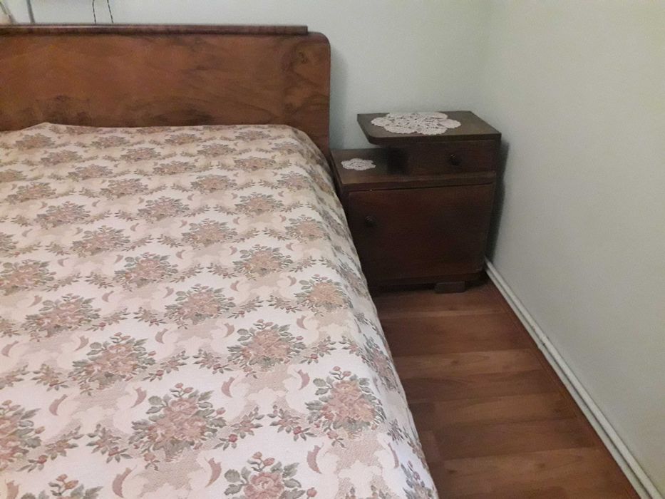 спалня с нощни шкафчета