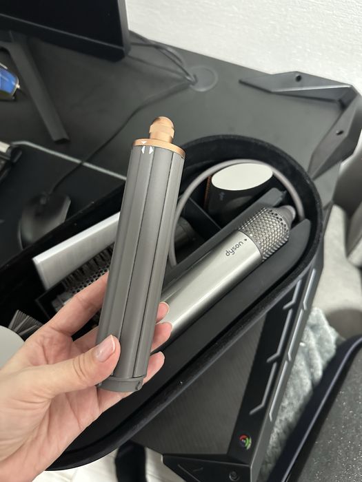 Dyson airwrap James Dyson