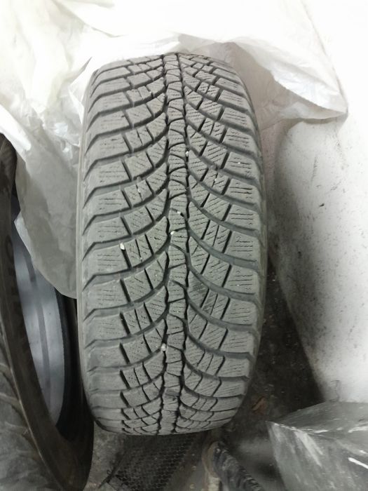 Зимни гуми 4броя 235/55/17 Kumho и летни 4бр. 175/70/14 Brigestone
