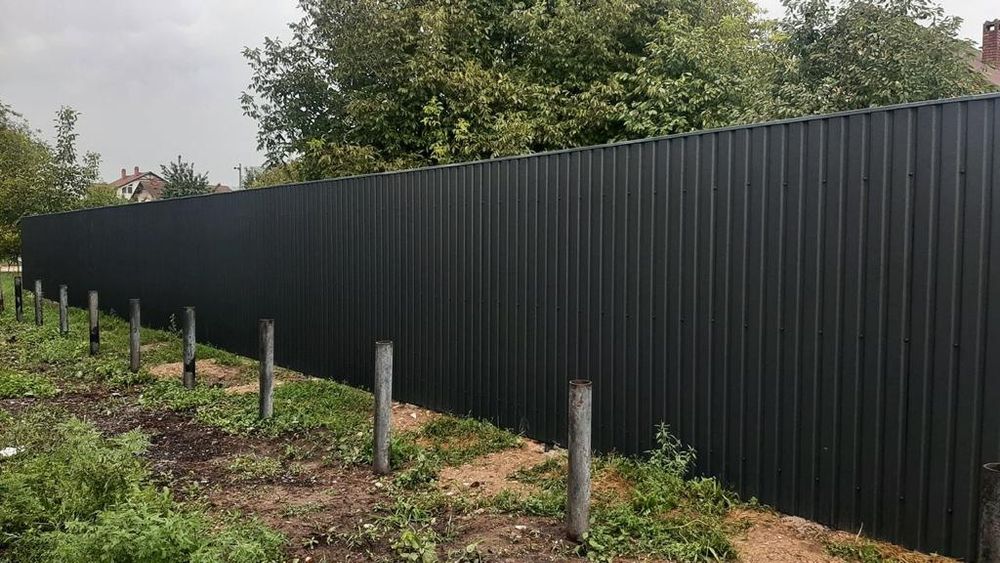 Construim la comanda dvs. garduri si porti din:
- panouri stil jaluzea