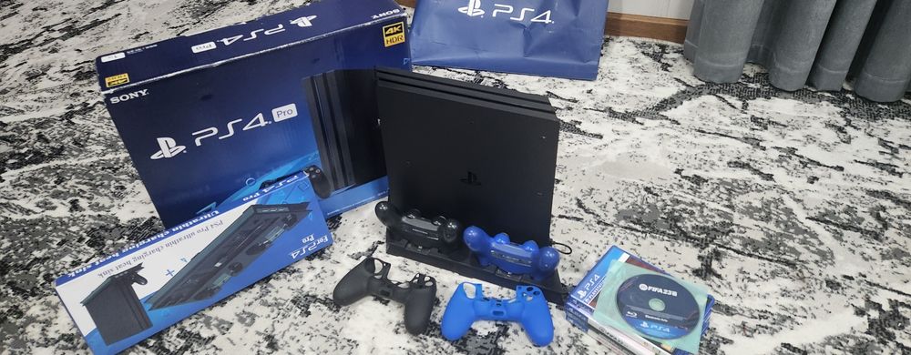 ps4 pro  yangi 6 ta o'yni ham bor 2ta jostik va gilopi ham bor 500$ ga