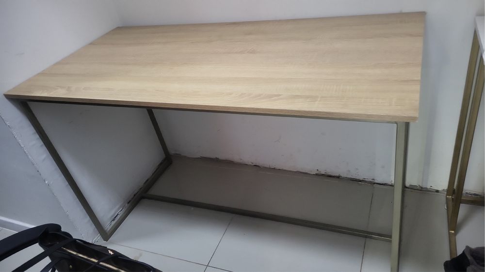 Продам стеклянную витрину , и стол