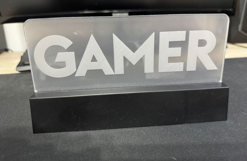 Lampă decorativă LED „GAMER” – iluminată, funcționează cu 3 baterii AA