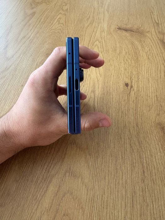 Продавам Samsung Galaxy Z Fold 7 Blue Shadow 512GB.